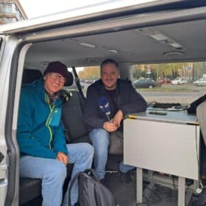 Voditelj šetnje Vanja Radovanović u javljanju prije šetnje uživo za Radio Sljeme, s reporterom Ivanom Hlupićem.[DF 2025.]