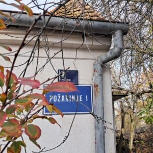 Ploča s imenom ulice, postavljena vjerojatno odmah nakon Drugog svjetskog rata. [SMK 2025.]