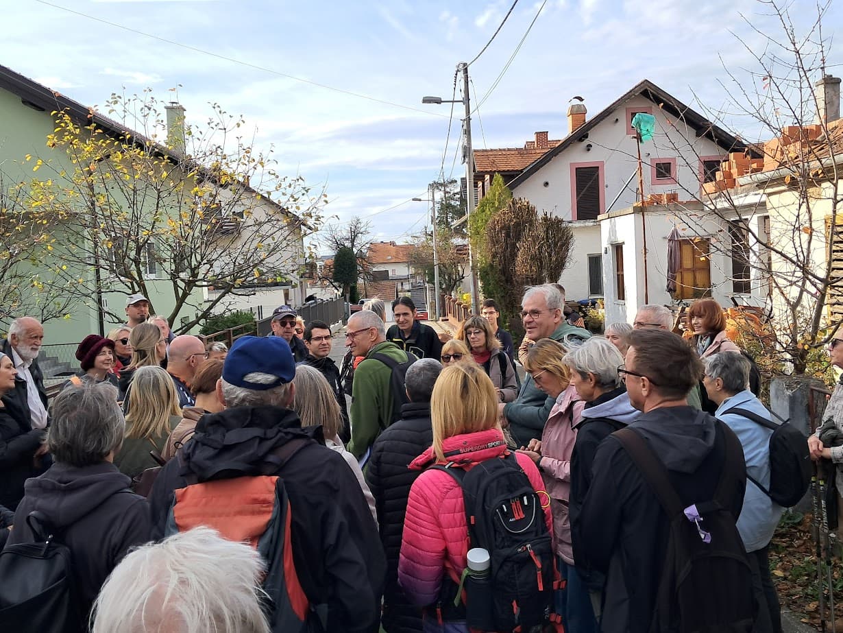 U ulici Požarinje I, pored nekadašnje gostionice 