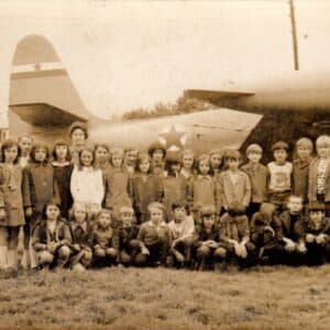 Fotografija 3b razreda u proljeće 1974., pored aviona u školskom dvorištu, učiteljica je Smiljka Ljubić. [VR 2025.]
