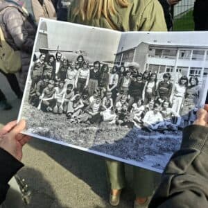 Razgledavanje starih fotografija tijekom šetnje. [IN 2025.]