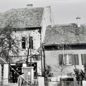 Dućan na Gornjem Bukovcu, u kući u kojoj je danas caffe bar Zvižduk. Obratite pažnju na telefonsku govornicu. Snimljeno 1970. [FB 2025.]