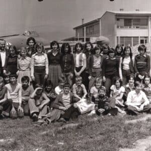Fotografija 7b razreda u proljeće 1978., pored aviona i tadašnje glavne školske zgrade, razrednica je profesorica Hrvatskog jezika Dubravka Lazić, a lijevo je profesor Glazbenog odgoja Kačurov. [VR 2025.]