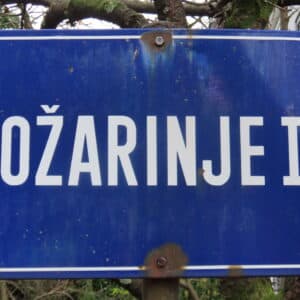 Stara ploča s imenom ulice, iz 70-ih godina prošloga stoljeća. [VR 2025.]