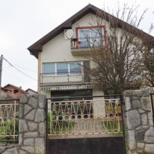 Kuća na Požarinju u kojoj je do nedavno bila privatna trgovina. [VR 2025.]