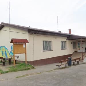 Društveni dom u blizini osnovne škole, nekad je to bila Cukonova, a sada je Mogilska ulica. [VR 2025.]