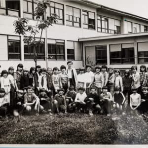 Fotografija jednog od razreda, najvjerojatnije u proljeće 1980., tu je profesorica Hrvatskog jezika Dubravka Lazić. [VR 2025.]