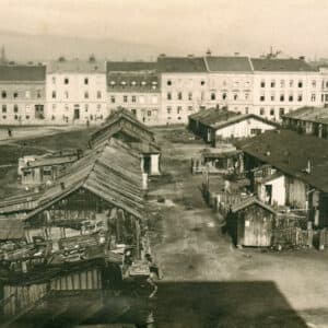 Trošne barake na današnjem Srednjoškolskom igralištu, u pozadini zgrade Klaićeve ulice. Snimljeno 1930, snimio Vladimir Horvat. [FB-ZG 2025.]