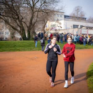 Okupljanje na nasipu iznad potoka Kraljevca - i pored lokacije na kojoj je nekad bio Disco Štrukla. [BT 2026.]