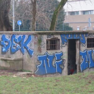 Davno zapušteni WC u kutu igrališta. [VR 2026.]