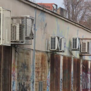 Niz starih i novih klima uređaja na stražnjoj strani Sokolskog doma. [VR 2026.]