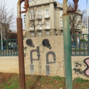 Odušci toplinske mreže koji već desetljećima izazivaju znatiželju prolaznika. [VR 2026.]