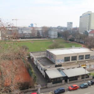 Pogled na Srednjoškolsko igralište sa posljednjeg kata zgrade AGG fakulteta. [VR 2026.]