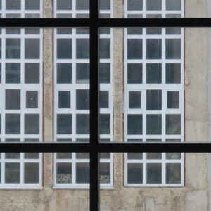 U svijetu ravnih linija između dvije zgrade fakulteta. [VR 2026.]