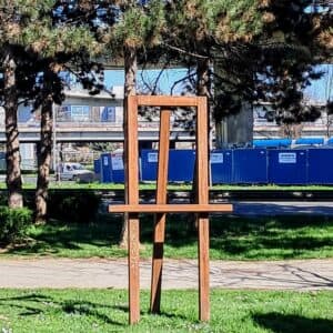 Slikarski štafelaj koji označava prostor kojeg koriste studenti Nastavničkog smjera ALU u Lastovskoj ulici. [SM 2026.]