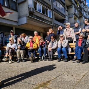 Razgovor na terasi. [SM 2026.]