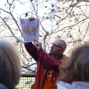 Voditelj šetnje pokazuje jednu od starih karata, iz doba kada se Savica još uvijek borila sa čestim promjenama korita rijeke Save. [DF 2026.]