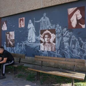 Prolazimo pored ekipe iz kvarta koja se odmara ispod murala posvećenog Zinki Kunc. [DF 2026.]