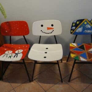 Veseli šareni stolci u prostoru mjesnog odbora. [DF 2026.]