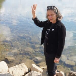 Predsjednica Mjesnog odbora Dunja nas svoijim primjerom uvjerava kako je voda Save dovoljno čista za namakanje nogu, a možda i kupanje. [DF 2026.]