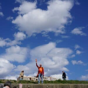 Voditelj šetnje poziva šetače da mu se pridruže u nastavku šetnje. [DF 2026.]