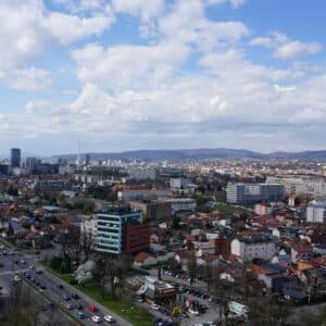 Pogled prema sjeverozapadu, u prvom su planu Kruge, a iza središte grada. Posve lijevo se nazire Zagrepčanka, a desno od nje i Zagreb Tower, toranj toplane na Trešnjevci i toranj Cibone. [DF 2026.]