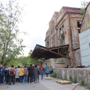 Pred ruševnim objektom u bivšem tvorničkom krugu Badela - primjetni su tragovi željezničkog kolosijeka i istovarnih rampi. [VR 2026.]