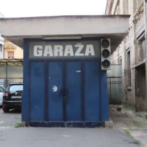Ulaz u staru podzemnu garažu sa vrlo strmim ulazom i semaforom za regulaciju ulaska i izlaska. [VR 2026.]