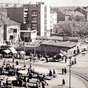 Kvaternikov trg, 1959., ruši se zgrada na mjestu današnje NaMe, još uvijek je vidljiv tramvajski kolosijek koji stiže iz Heinzelove. [FB-ZG 2026.]