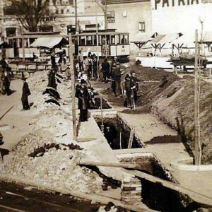 Kvaternikov trg oko 1930., kopanje kanalizacije. [FB-ZG 2026.]